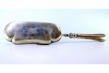 Apanha migalhas em prata com motivos florais gravados envolvendo brasão, friso perlado e cabo guilhochado.